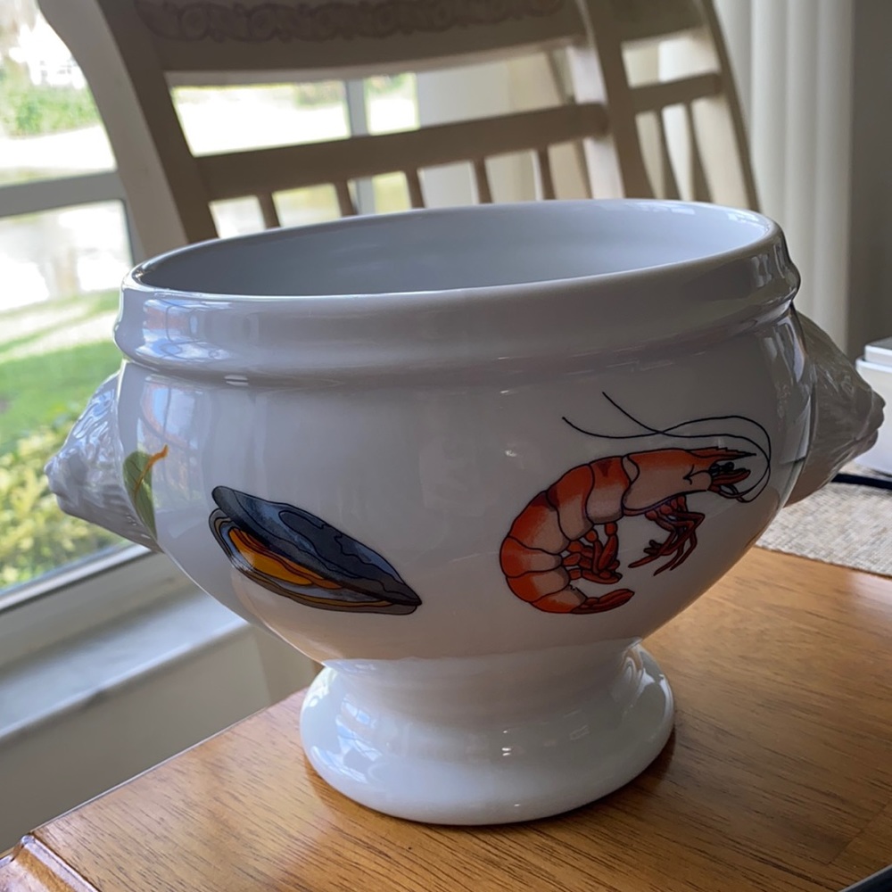 Majilly Designs Bowl Lion Head Handles white with leaves tomato pattern